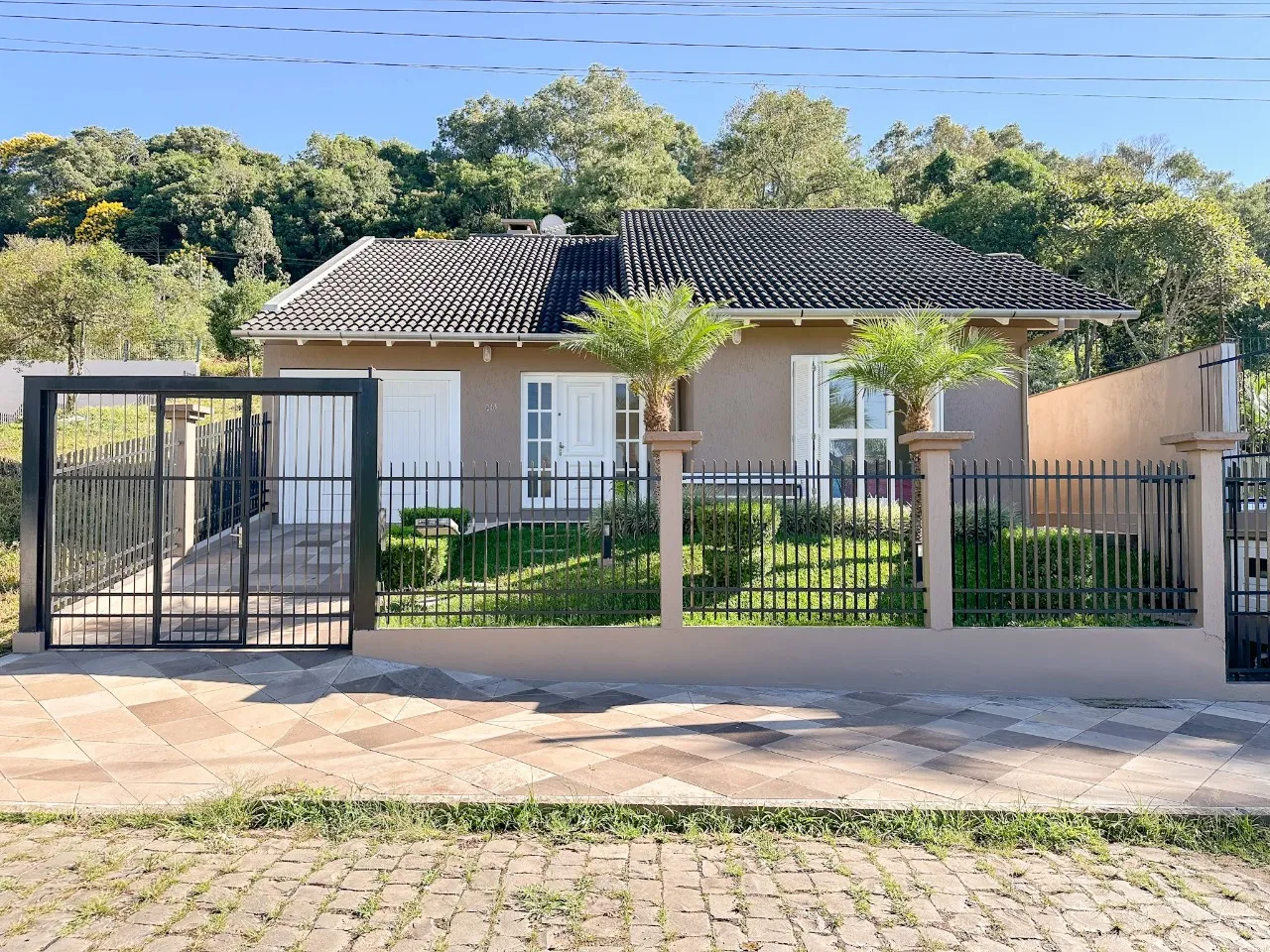 Casa com 4 dorm. e piscina no Universitário