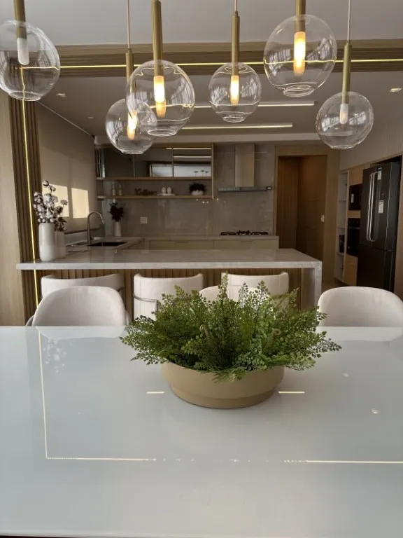 Apartamento novo, pronto para morar São 168 privativos ️3 suítes sendo 1 com closet ️Lavabo ️Sala de jantar e estar integradas ️Cozinha ampla e integrada ao living ️Area de serviço separada com sacada ️Sacada 3 vagas de garagem Empreendimento com: -Elevador -Salão de festas - Academia - Espaço kids Caxias do Sul, Madureira R$2.071.000,00