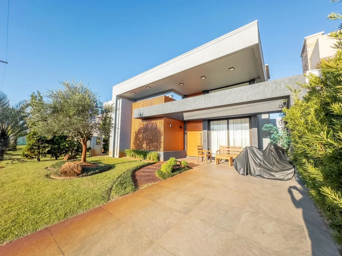 Linda casa com fundos para área verde no condomínio Riviera
