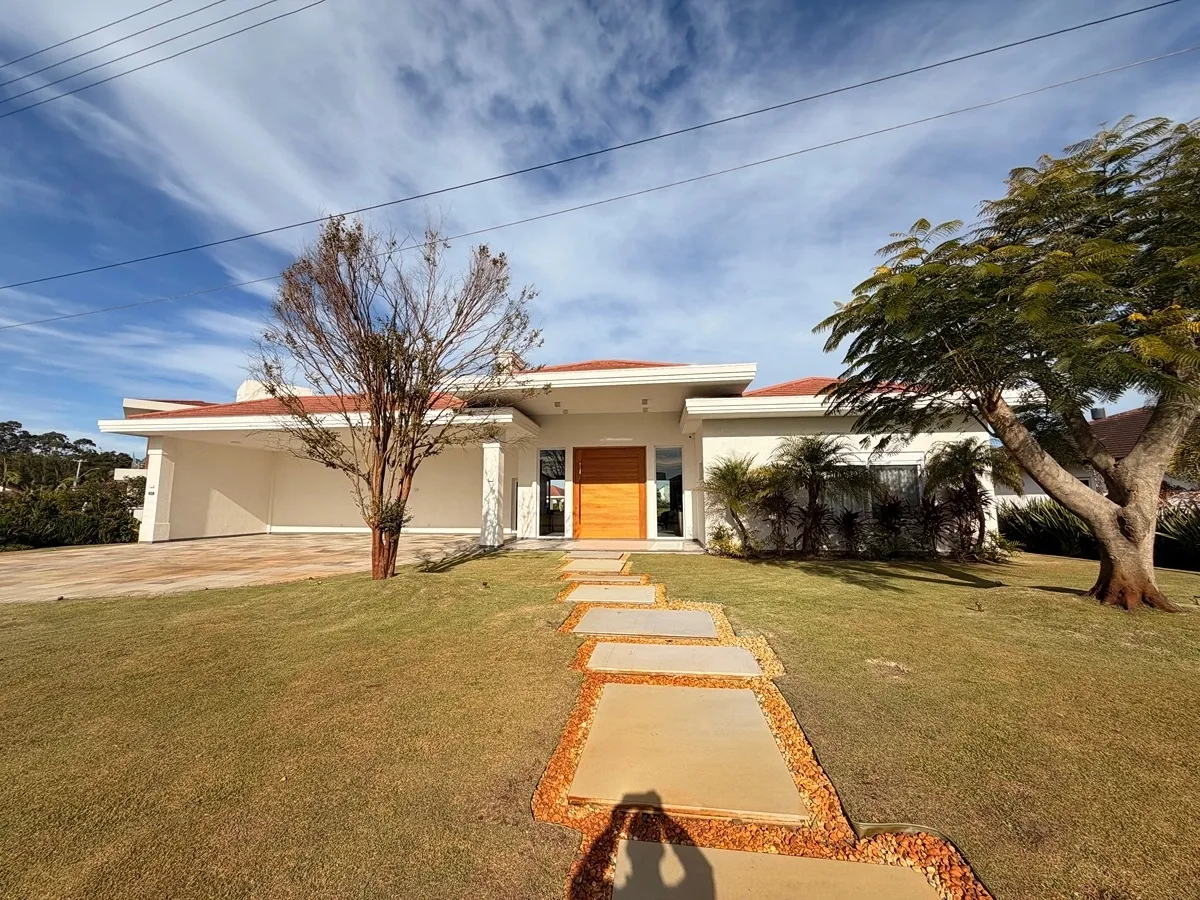 Casa beira lago no Condomínio Green Village Golf Club